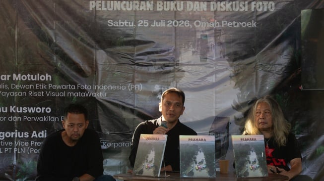 Kurator pameran sekaligus editor dan jurnalis foto Harian Kompas Danu Kusworo (kiri), VP Komunikasi Korporat dan TJSL PT PLN (Persero) Gregorius Adi Trianto (tengah) dan Pendiri Yayasan Mata Waktu Oscar Motuloh (kanan) menyampaikan pemaparan saat pameran foto dan peluncuran buku Prahara Pulau Emas di Omah Petroek, Pakem, Sleman, D.I Yogyakarta, Sabtu (25/7/2026). [ANTARA FOTO/Andreas Fitri Atmoko/nym]