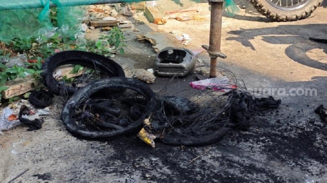 Kisah Pedagang Ban di Matraman: Rugi Usai Lapak Dibakar Massa Bentrok