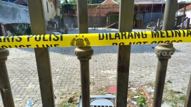 Situasi bangunan di Jalan Tambak, Menteng, yang menjadi sasaran amukan warga pada Minggu (26/7/2026) kemarin, sudah tampak kondusif. (Suara.com/Alif Bintang)