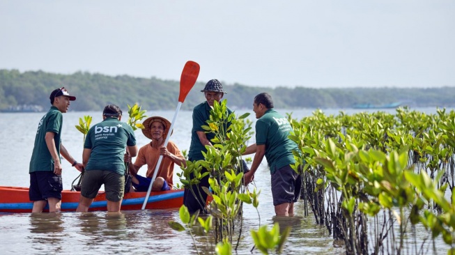 Bank Syariah Nasional (Bank BSN) bersama Mahasiswa Peduli Lingkungan Pesisir melaksanakan kegiatan monitoring pertumbuhan mangrove di kawasan konservasi Eco Mangrove Segara Ayu, Bali, Minggu (26/07/2026). [handout]