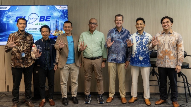 Kolaborasi lintas negara menuntut kemampuan komunikasi global. Pertamina Drilling memanfaatkan AI untuk meningkatkan kompetensi bahasa dan kepercayaan diri pekerja. [Dok. Istimewa]