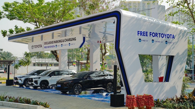 Belanja Sambil Cas Mobil Listrik Toyota di Bekasi Sekarang Gratis