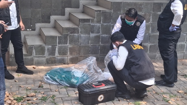Polisi Geledah Klinik Tempat Karumga Febrie Adriansyah Ditemukan Tewas. [Suara.com/Cornelius]