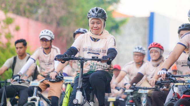 Gubernur Provinsi Jawa Timur Khofifah Indar Parawansa dalam Social Ride sejauh 18 kilometer dengan rute Tugu Pahlawan&ndash;Gedung Negara Grahadi&ndash;Balai Pemuda&ndash;kembali ke Tugu Pahlawan. (Dok: Pemprov Jatim)