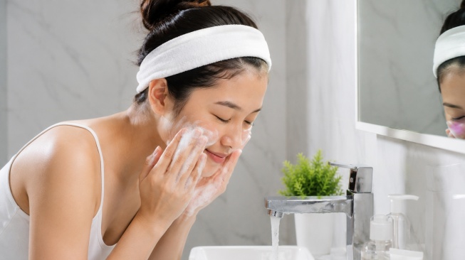 Eksfoliasi Dulu atau Cuci Muka Dulu? Hati-hati, Salah Urutan Bisa Bikin Kulit Rusak!
