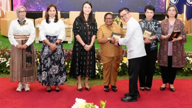 Event Women's Leadership Forum 2026 di Kantor LAN, Jakarta, Senin (27/7/2026), selain Wamendagri Ribka Haluk, hadir Kepala LAN Muhammad Taufiq, Wakil Menteri PPPA Veronica Tan, Wakil Menteri Pariwisata Ni Luh Puspa, Direktur Jenderal Teknologi Pemerintah Digital Kementerian Komunikasi dan Digital (Komdigi) Mira Tayyiba, Direktur Jenderal Energi Baru, Terbarukan, dan Konservasi Energi (EBTKE) Kementerian Energi dan Sumber Daya Mineral (ESDM) Eniya Listiani Dewi, serta Gubernur Jawa Timur Khofifah Indar Parawansa. (Dok: Kemendagri)
