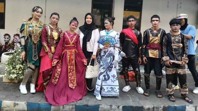 Siswa-siswi Sekolah Rakyat tampil dalam Jember Fashion Carnaval (24–26/7/2026). (Dok: Kemensos)