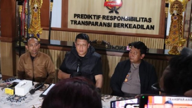 Pihak kepolisian memberikan keterangan kasus dugaan pengeroyokan yang menewaskan terduga pencuri ayam di Desa Batunya, Kecamatan Baturiti, Kabupaten Tabanan, Bali [SuaraBali.id/Humas Polres Tabanan]