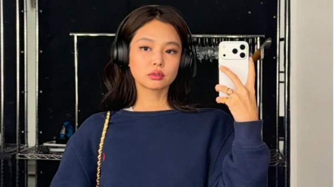 4 Ide OOTD Y2K Streetwear Style ala Jennie BLACKPINK yang Cozy dan Trendi!