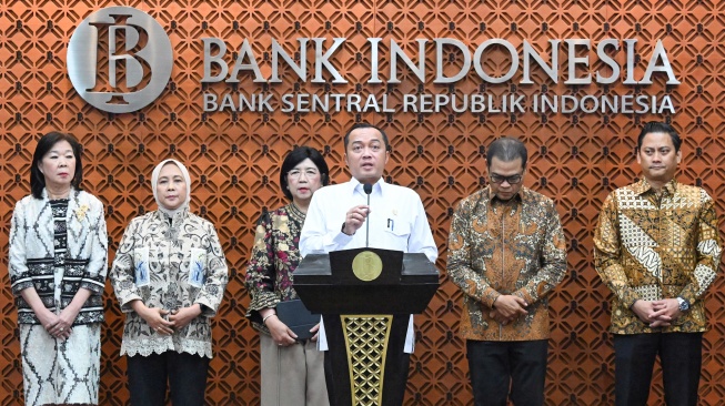 Menteri Sekretaris Negara Prasetyo Hadi (ketiga kanan) didampingi jajaran Deputi Gubernur Bank Indonesia (BI) menyampaikan keterangan pers terkait pengunduran diri Gubernur BI Perry Warjiyo di Jakarta, Senin (27/7/2026). [ANTARA FOTO/Marco/rwa/wsj]