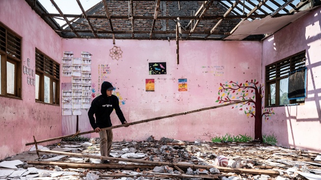Pekerja memindahkan material bangunan pada proyek revitalisasi SD Negeri Tanggirejo di Tegowanu, Grobogan, Jawa Tengah, Senin (27/7/2026). [ANTARA FOTO/Aprillio Akbar/tom]