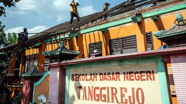 Pekerja menyelesaikan proyek revitalisasi SD Negeri Tanggirejo di Tegowanu, Grobogan, Jawa Tengah, Senin (27/7/2026). [ANTARA FOTO/Aprillio Akbar/tom]