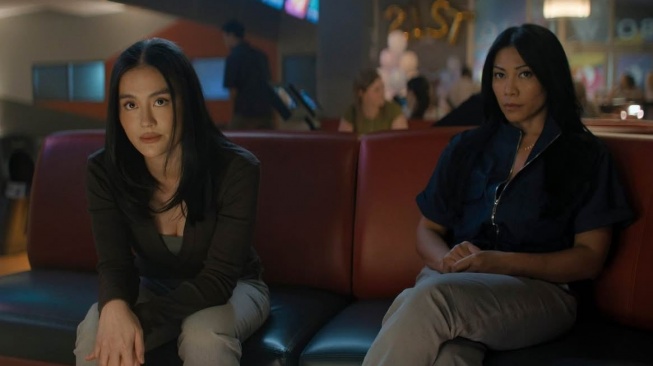 Agnez Mo dan Anggun C Sasmi di seral 'Reacher' season 4. (Instagram/reacherprimevideo)