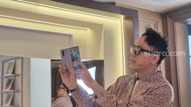 MX Product Marketing Senior Manager Samsung Electronics Indonesia, Ilham Indrawan dalam Media Hans-on Galaxy Z Fold8, Jakarta, Senin (27/7/2026). [Suara.com/Dythia]