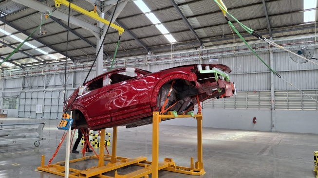 Proses produksi Mazda CX-30 di pabrik Mazda yang berlokasi di Citeureup, Bogor, Jawa Barat. (SUARA.COM/Michele Alessandra)