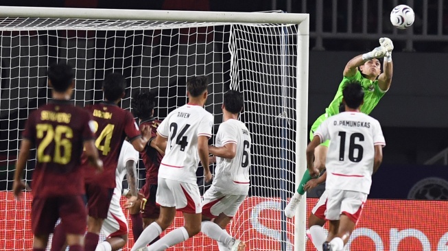 Kiper Timnas Indonesia Nadeo Arga Winata (kanan atas) menahan bola dari tendangan pesepak bola Kamboja pada ASEAN Hyundai Cup 2026 di Stadion Pakansari, Kabupaten Bogor, Jawa Barat, Senin (27/7/2026). [ANTARA FOTO/Yulius Satria Wijaya/foc]