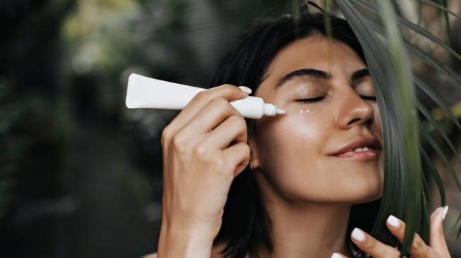 Reapply Sunscreen Perlu Cuci Muka Dulu atau Tidak? Begini Penjelasan Dokter