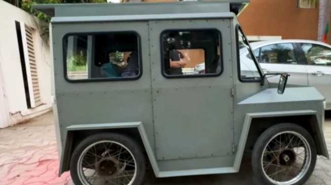Cuma Seharga Ponsel, Pria India Ini Bikin Mobil Listrik Seukuran Motor Matic
