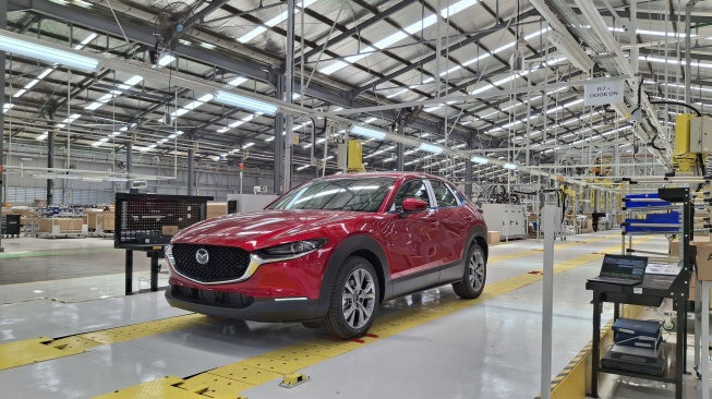 Proses produksi Mazda CX-30 di pabrik Mazda yang berlokasi di Citeureup, Bogor, Jawa Barat. (SUARA.COM/Michele Alessandra)