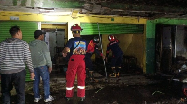 Kebakaran Hanguskan Lima Kios di Pasar Ngemplak Tulungagung, Kerugian Capai Rp70 Juta