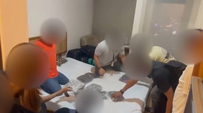Polisi menggeledah salah satu lokasi penyimpanan narkotika golongan II jenis etomidate. [Suara.com/istimewa]
