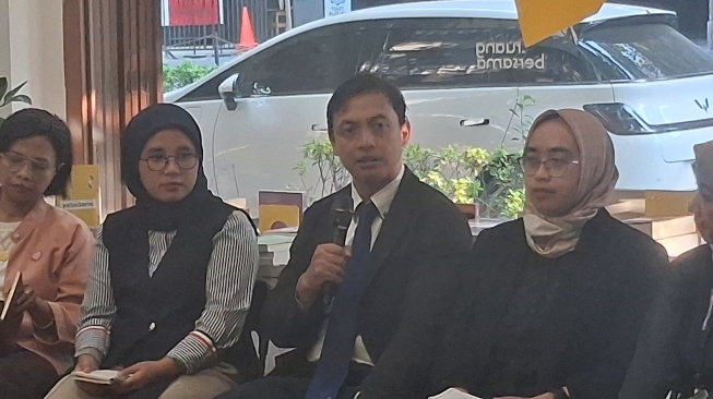 Associate Professor di Departemen Hubungan Internasional Universitas Indonesia, Shofwan Al Bana, dalam Konferensi Pers Kabinet Bayangan, Cikini, Jakarta, Senin (27/7/2026). [Suara.com/Cornelius Juan Prawira]