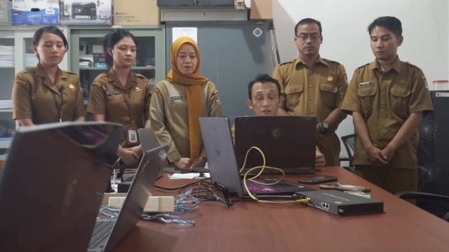 Diskominfo Pemkab Melawi, Kalimantan Barat, memberi klarifikasi terkait munculnya video porno pada videotron. [Instagram @diskominfomelawi]