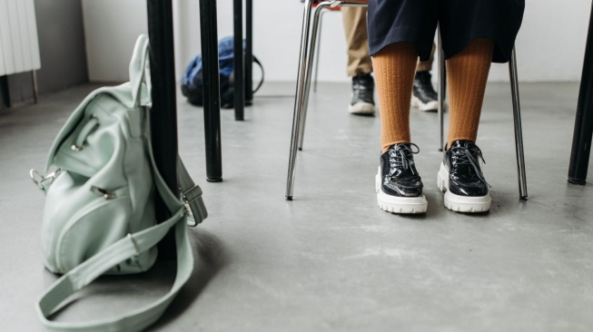 Perbandingan Sepatu Sekolah Berbahan Kulit dan Sintetis, Mana yang Lebih Awet?