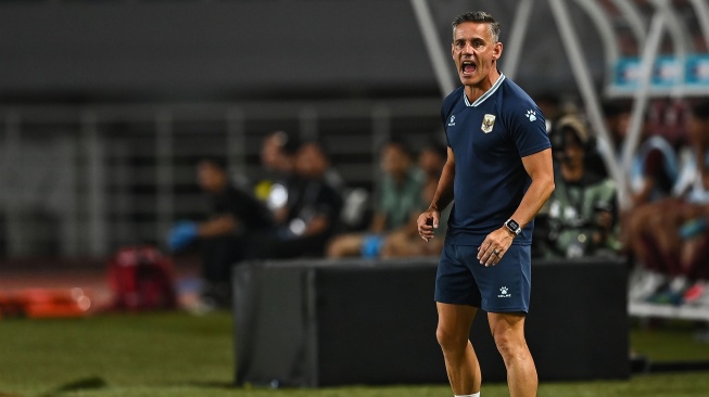 Pelatih Timnas Indonesia John Herdman memberikan instruksi kepada anak latihnya saat melawan Timnas Kamboja pada pertandingan Grup A ASEAN Championship atau Piala AFF 2026 di Stadion Gelora Pakansari, Kabupaten Bogor, Jawa Barat, Senin (27/7/2026). [ANTARA FOTO/Bayu Pratama S/app/tom]