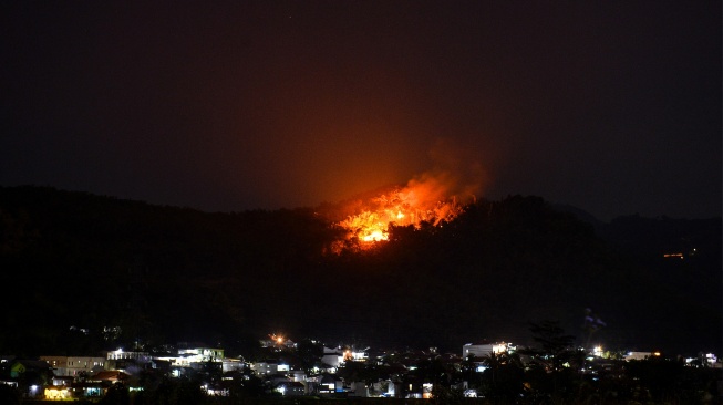 Api membakar hutan di Gunung Jati, Desa Jatisari, Kecamatan Kutawaringin, Kabupaten Bandung, Jawa Barat, Senin (27/7/2026). [ANTARA FOTO/Raisan Al Farisi/tom]