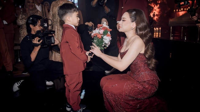Nathalie Holscher mendapat dukungan dari putra semata wayangnya, Adzam saat menikah dengan Arief Fadli alias Aripat. [Instagram]