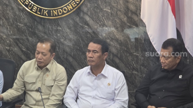 Menteri Pertanian (Mentan), Andi Amran Sulaiman (tengah) usai rapat koordinasi Koperasi Desa Merah Putih di Jakarta, Selasa (28/7/2026). [Suara.com/Fakhri]