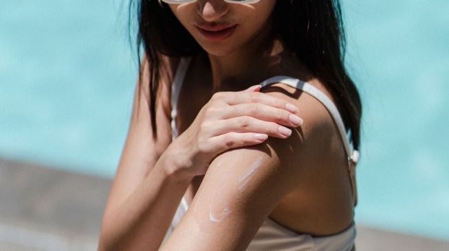 Apakah Sunscreen Badan Boleh Dipakai di Wajah? Begini Anjuran Aman dari Dokter
