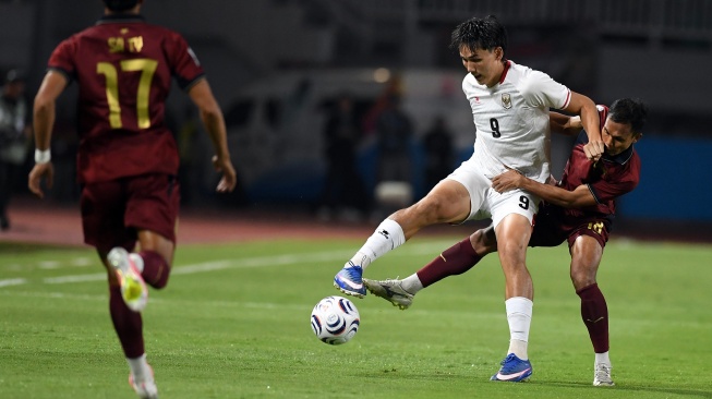 Pesepak bola Timnas Indonesia Mitchell Lee Baker (kedua kanan) berebut bola dengan pesepak bola Kamboja Sovan Ouk (kanan) pada laga Grup A ASEAN Championship atau Piala AFF 2026 di Stadion Pakansari, Kabupaten Bogor, Jawa Barat, Senin (27/7/2026). [ANTARA FOTO/Yulius Satria Wijaya/tom]