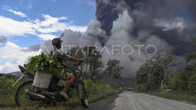 Gunung Lewotobi Laki-laki Erupsi Lagi! Radius 5 KM Wajib Steril
