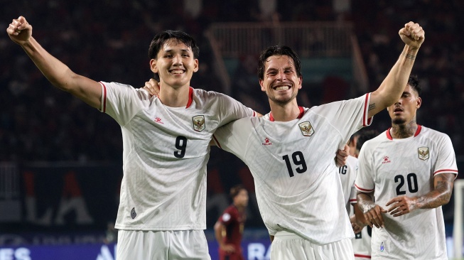 Pesepak bola Timnas Indonesia Mitchel Lee Beker (kiri) melakukan selebrasi dengan Tom Haye (temgah) setelah mencetak hattrick ke gawang Kamboja pada ASEAN Hyundai Cup 2026 di Stadion Pakansari, Kabupaten Bogor, Jawa Barat, Senin (27/7/2026). [ANTARA FOTO/Yulius Satria Wijaya/foc]
