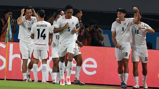 Pesepak bola Timnas Indonesia Mitchell Lee Baker (kedua kanan) berselebrasi dengan rekan-rekannya usai membobol gawang Timnas Kamboja pada pertandingan Grup A ASEAN Championship atau Piala AFF 2026 di Stadion Gelora Pakansari, Kabupaten Bogor, Jawa Barat, Senin (27/7/2026). [ANTARA FOTO/Yulius Satria Wijaya/tom]