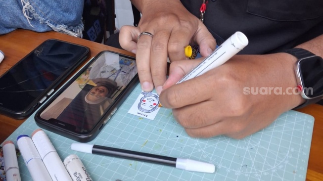 Sesi live drawing. (Suara.com/Vania)