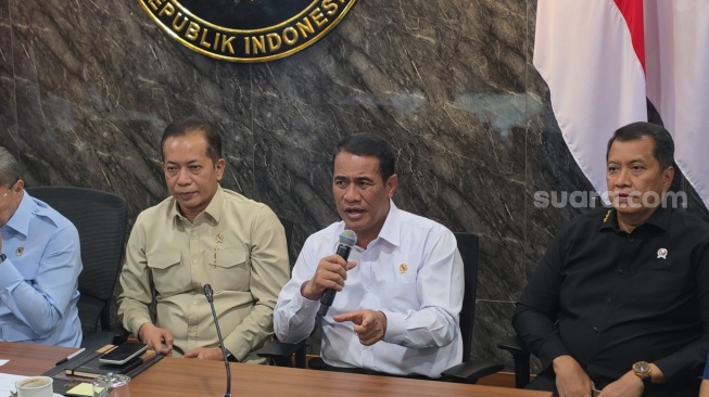 Menteri Pertanian (Mentan), Andi Amran Sulaiman (tengah) usai rapat koordinasi Koperasi Desa Merah Putih di Jakarta, Selasa (28/7/2026). [Suara.com/Fakhri]