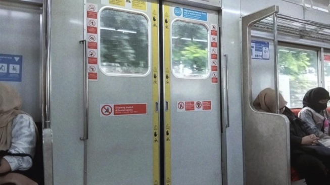 Naik Transum, Aku Belajar Jatuh Cinta dengan Jakarta