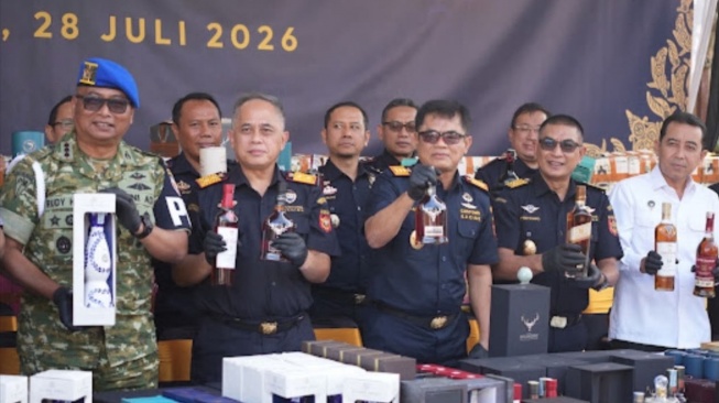 Direktur Jenderal Bea dan Cukai Letjen TNI (Purn) Djaka Budhi Utama saat konferensi pers penggagalan peredaran 19.142 botol minuman keras ilegal seernilai Rp 12,55 miliar, Bali, Selasa (28/7/2026).