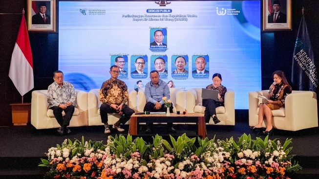 (Kiri ke Kanan) Johannes Gunawan, Agus Pambagio, dr. Then Suyanti, serta Ketua Asosiasi Depot Air Minum Isi Ulang Indonesia (ASDAMINDO) Erik Garnadi dalam diskusi publik membahas penguatan perlindungan konsumen melalui peningkatan kepatuhan pelaku usaha DAMIU. [Ist]