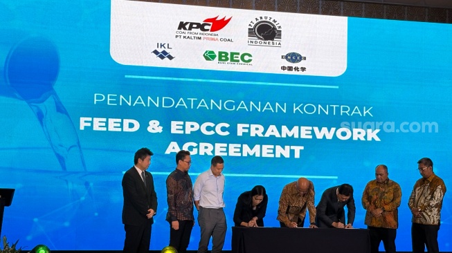 Penandatanganan kontrak Front-End Engineering Design (FEED) dan Engineering, Procurement, Construction, and Commissioning (EPCC) Framework Agreement bersama PT Istana Karang Laut (IKL) dan China National Chemical Engineering Co., Ltd. (CNCEC) di Jakarta, Rabu (29/7/2026). [Suara.com/Yaumal Asri Adi Hutasuhut].