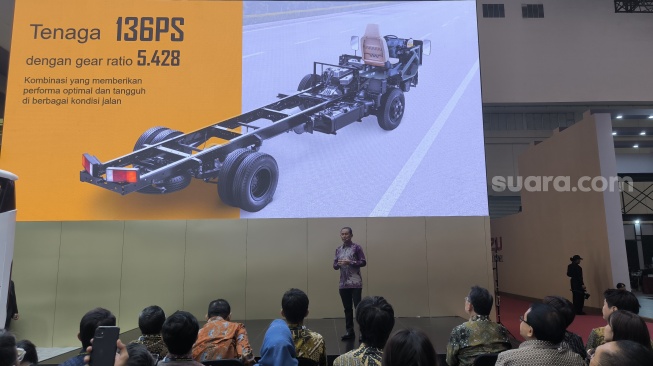 PT Krama Yudha Tiga Berlian Motors (KTB)  meluncurkan New Canter Bus FE 84G BCL, yang dipasarkan dengan nama Canter Extra Long Bus di arenaGIIAS 2026 di ICE, BSD, Tangerang, Rabu (29/7/2026). [Suara.com/Liberty Jemadu]