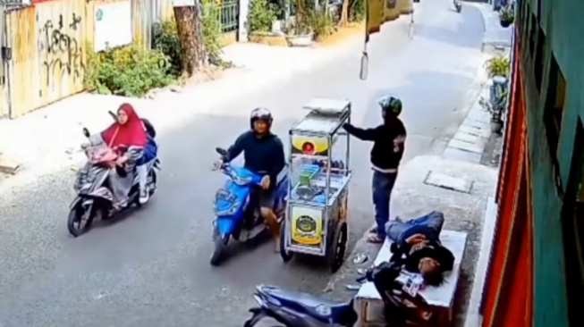Pedagang Martabak Mini Tertidur Saat Jualan, Tas Berisi Uang hingga Kado Anak Dicuri