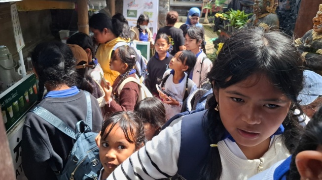 anak-anak ramai berbelanja di desa wisata Penglipuran