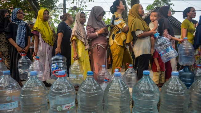 Warga mengantre untuk mendapatkan air bersih saat penyaluran bantuan air bersih di Desa Margasari, Tigaraksa, Kabupaten Tangerang, Banten, Selasa (28/7/2026). [ANTARA FOTO/Putra M. Akbar/kye]