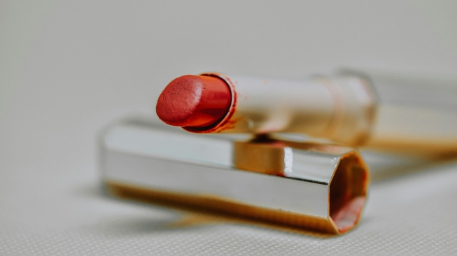 Ilustrasi lipstik untuk kulit kuning langsat (Unsplash/Didssph)