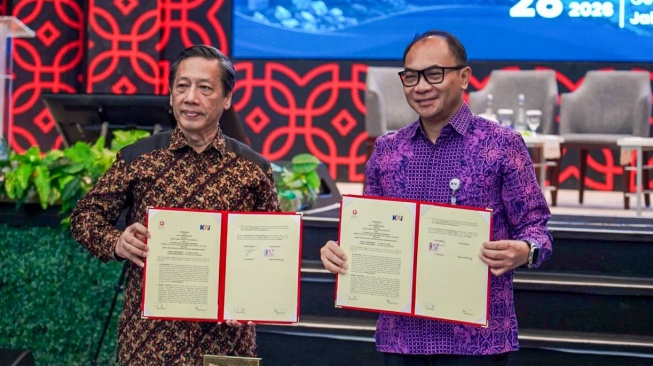 PT Kereta Api Indonesia (Persero) menandatangani Nota Kesepahaman dengan Badan Riset dan Inovasi Nasional (BRIN) dalam kegiatan BRIN Goes to Industry 5 di Auditorium Soemitro Djojohadikusumo, Jakarta, Selasa (28/7/2026). [Handout]