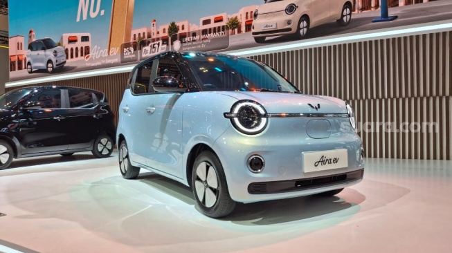 Wuling Aira EV diluncurkan di GIIAS 2026. Berkonfigurasi empat pintu, mobil listrik ini ditawarkan dengan harga mulai Rp155 juta hingga Rp175 juta. [Suara.com/Michele Alessandra Amabelle] 